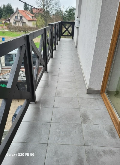 Wirtualna wizualizacja AI - Cerrad Piatto Gris klinkier 30x30  na podłodze