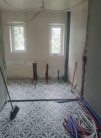Wirtualna wizualizacja AI - Realonda Orly Deco gres 44x44  na podłodze