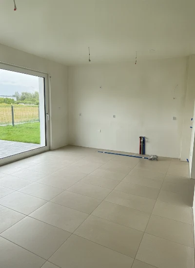 Wirtualna wizualizacja AI - Lamett Parquetvinyl Caldera Concrete Sand panel winylowy SPC 40.5x81X(5.5+1) (CAL T 810 Ib-4095)  na podłodze