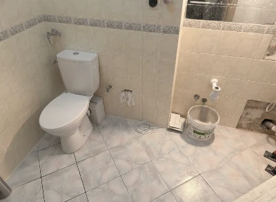 Wirtualna wizualizacja AI - Classen Ceramin Tiles Pastrengo Marmor Beige 57590 panel podłogowy 31.5x64.2  na ścianie