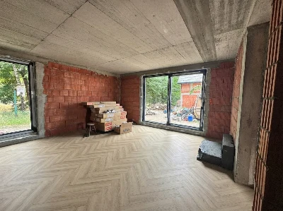 Wirtualna wizualizacja AI - Barlinek Dąb Jedwabny panel winylowy SPC jodełka ze zintegrowanym podkładem 63.95x12.79x0.6 (DP5000030)  na podłodze