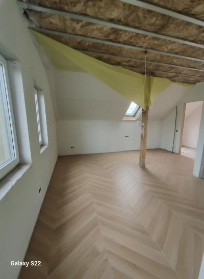 Wirtualna wizualizacja AI - Atem Chevron Oak gres mat rektyfikowany 60x120  na podłodze