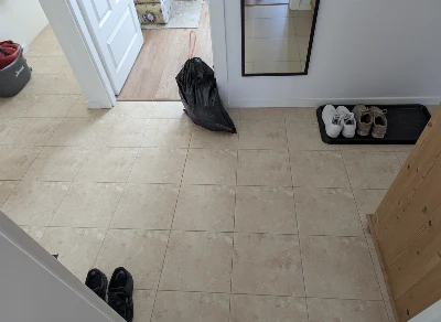 Wirtualna wizualizacja AI - Marazzi Mystone LIMESTONE20 Sand Strutturato M7FJ gres rektyfikowany 80x80  na podłodze