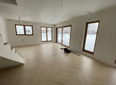 Wirtualna wizualizacja AI - Barlinek Dąb Kremowy panel winylowy SPC jodełka ze zintegrowanym podkładem 63.95x12.79x0.6 (DP5000036)  na podłodze