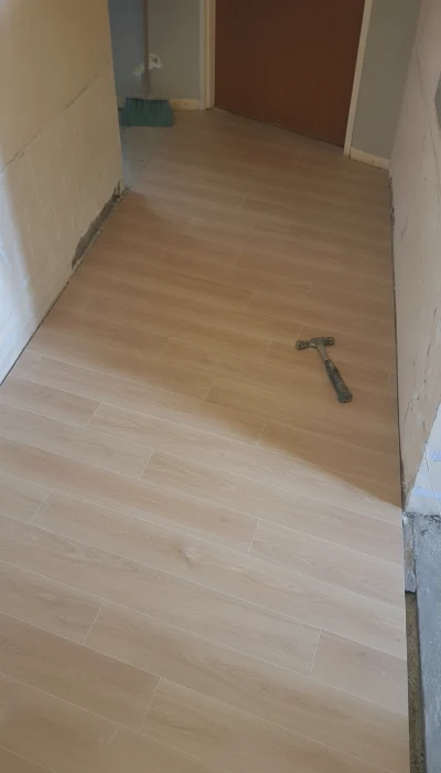 Wirtualna wizualizacja AI - Classen Feel Good Dąb Vesira 68191 panel podłogowy 128.5x19.2x0.8  na podłodze