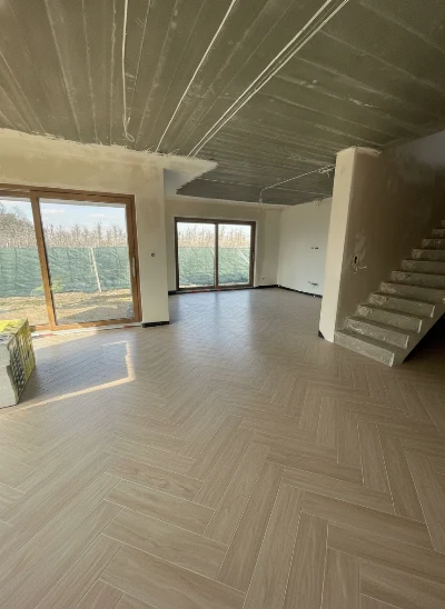 Wirtualna wizualizacja AI - Emil Ceramica Mimesis Ecru Chevron gres 11x54  na podłodze