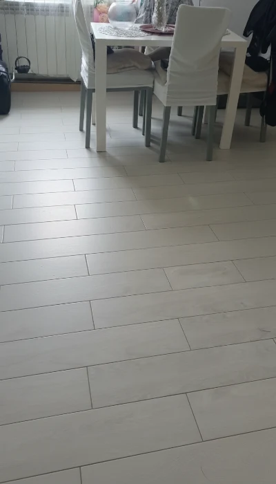 Wirtualna wizualizacja AI - Swiss Krono Dąb Daisy D4585 panel podłogowy 138x24.2x1  na podłodze