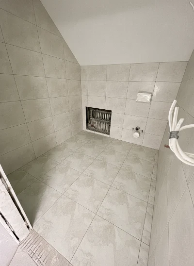 Wirtualna wizualizacja AI - Emil Ceramica Be Square Ivory gres Natural rektyfikowany 60x60  na ścianie