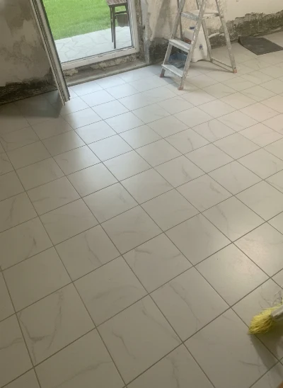 Wirtualna wizualizacja AI - La Fenice Antique Aurea Bianco Navona gres 30x30  na podłodze