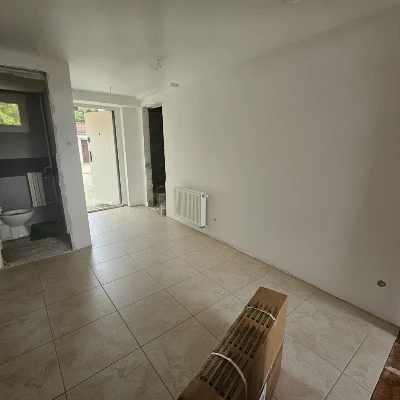 Wirtualna wizualizacja AI - Domino Pillaton Beige gres rektyfikowany 59.8x59.8x0.8  na podłodze
